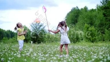 在绿绿的，洋甘菊的草坪上，小朋友拿着网到处跑，尝试捉蝴蝶，蚱蜢.. 他们跑，跳